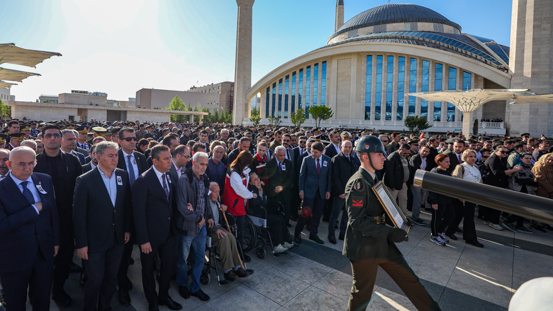 CHP Genel Başkanı Özgür Özel, Şehit Piyade Astsubay Kıdemli Çavuş Ata Göçmen'in Cenaze Törenine Katıldı