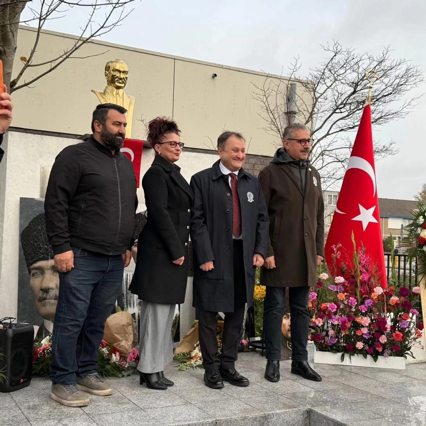 Hollanda’da saat 09.05 geçe Hayat Durdu, Kalpler Ulu Önder Mustafa Kemal Atatürk İçin Attı